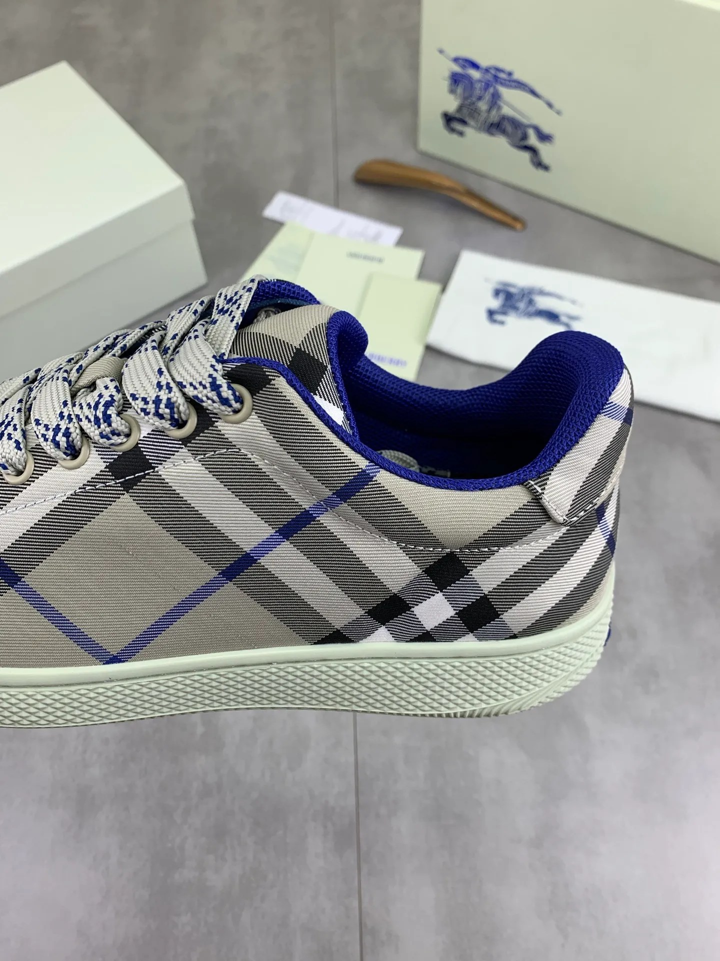 Factory price P580 [BURBERRY] Burberry - High-end quality original order - Upper: imported 🔝 original material - Lining: cowhide lining, feet; water-dyed cowhide - Outsole: ultra-light TPR rubber; two-color molded outsole - Super high quality control · Fine workmanship: highlighted (high-end, extravagance, grade) -Size: 38-46 (Male 38 46 can be customized) · Color: 4️⃣ colors available